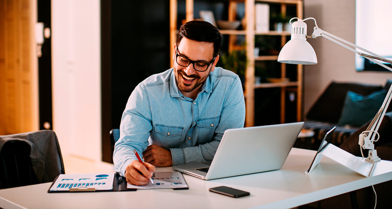 hombre trabajando en su escritorio