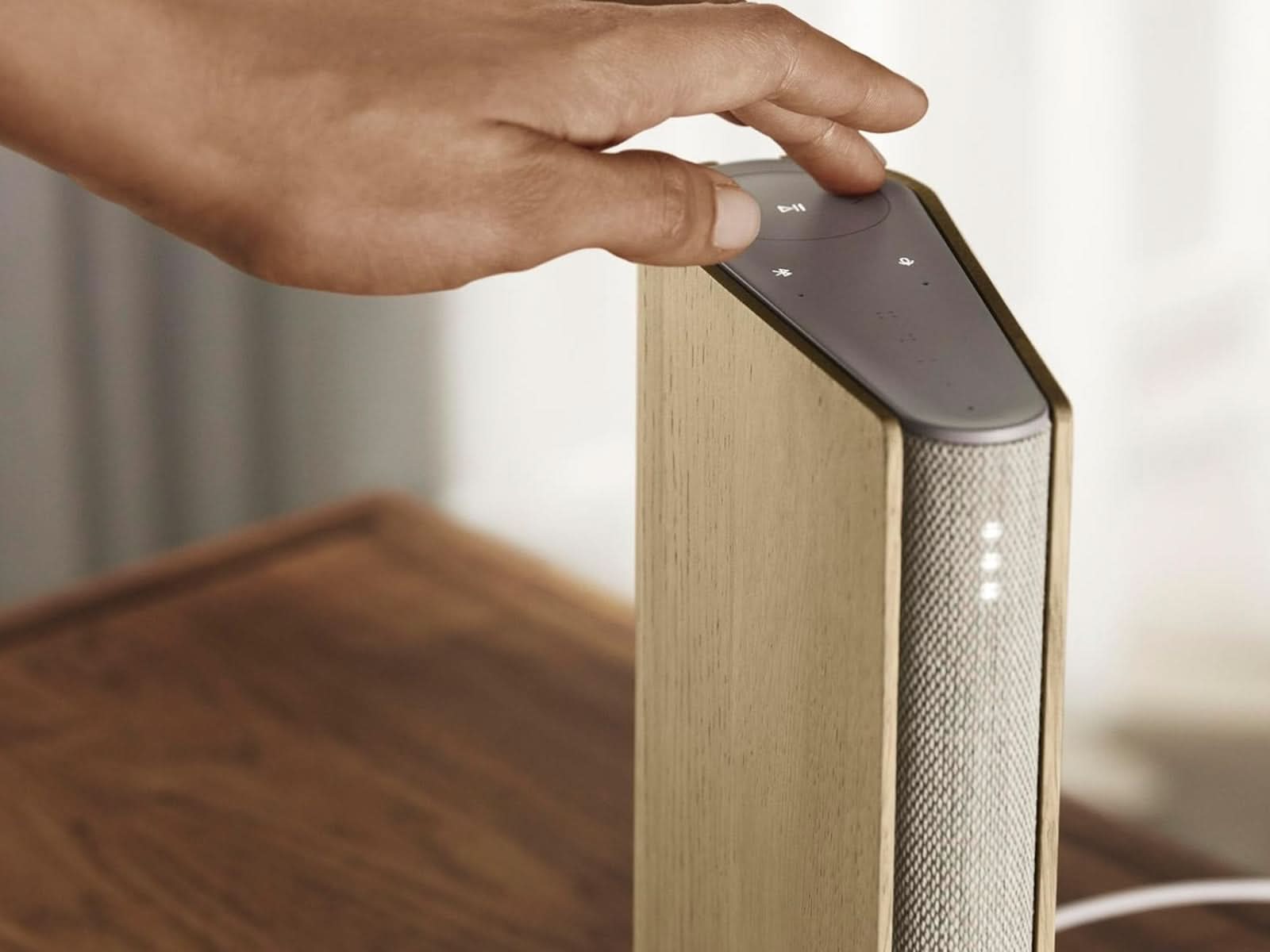 Parlante WIFI Beosound Emerge Gold Tone Light Oak B&O
