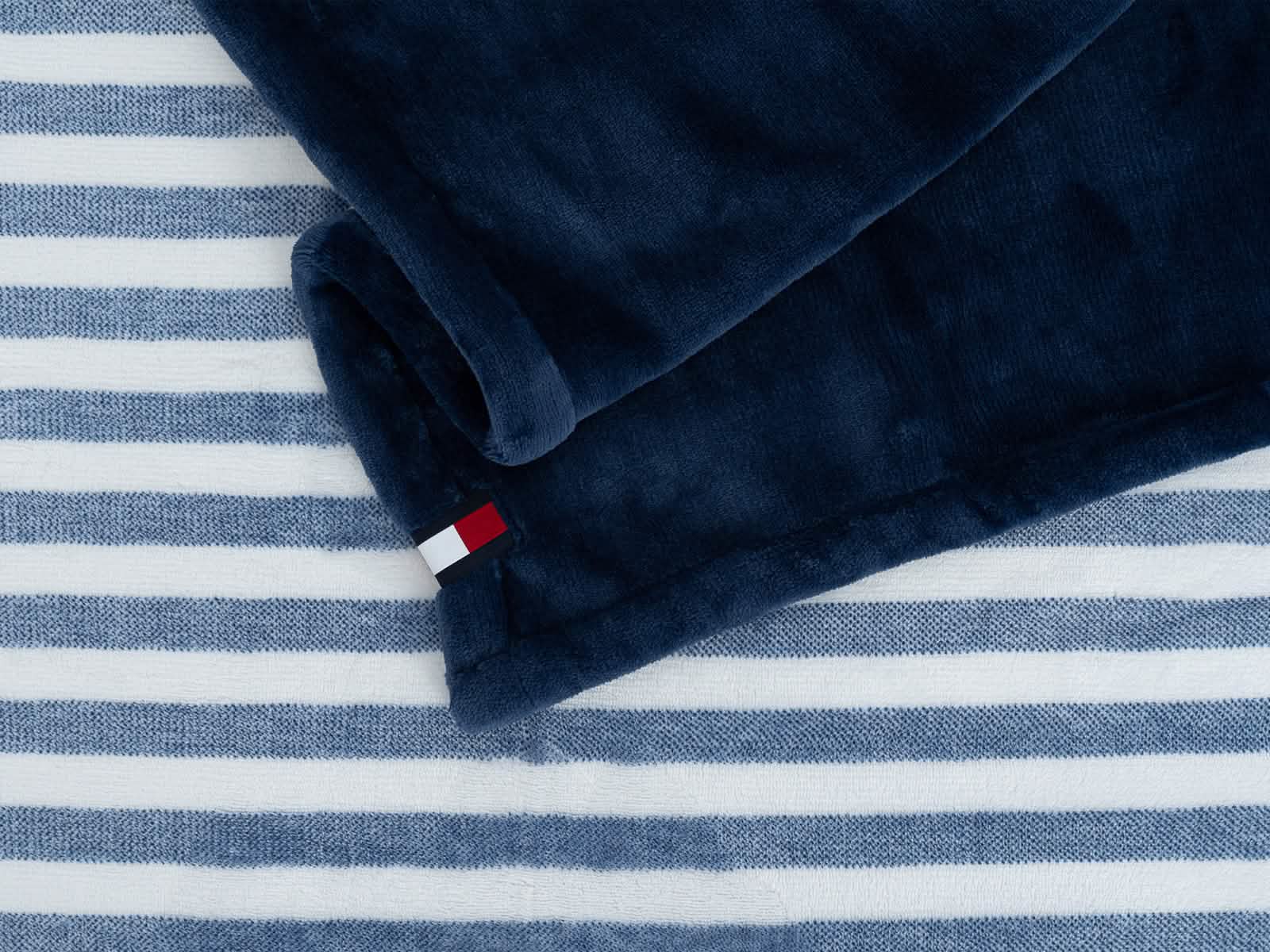 Manta Tommy Hilfiger #Color_Lineas Azules Blancas