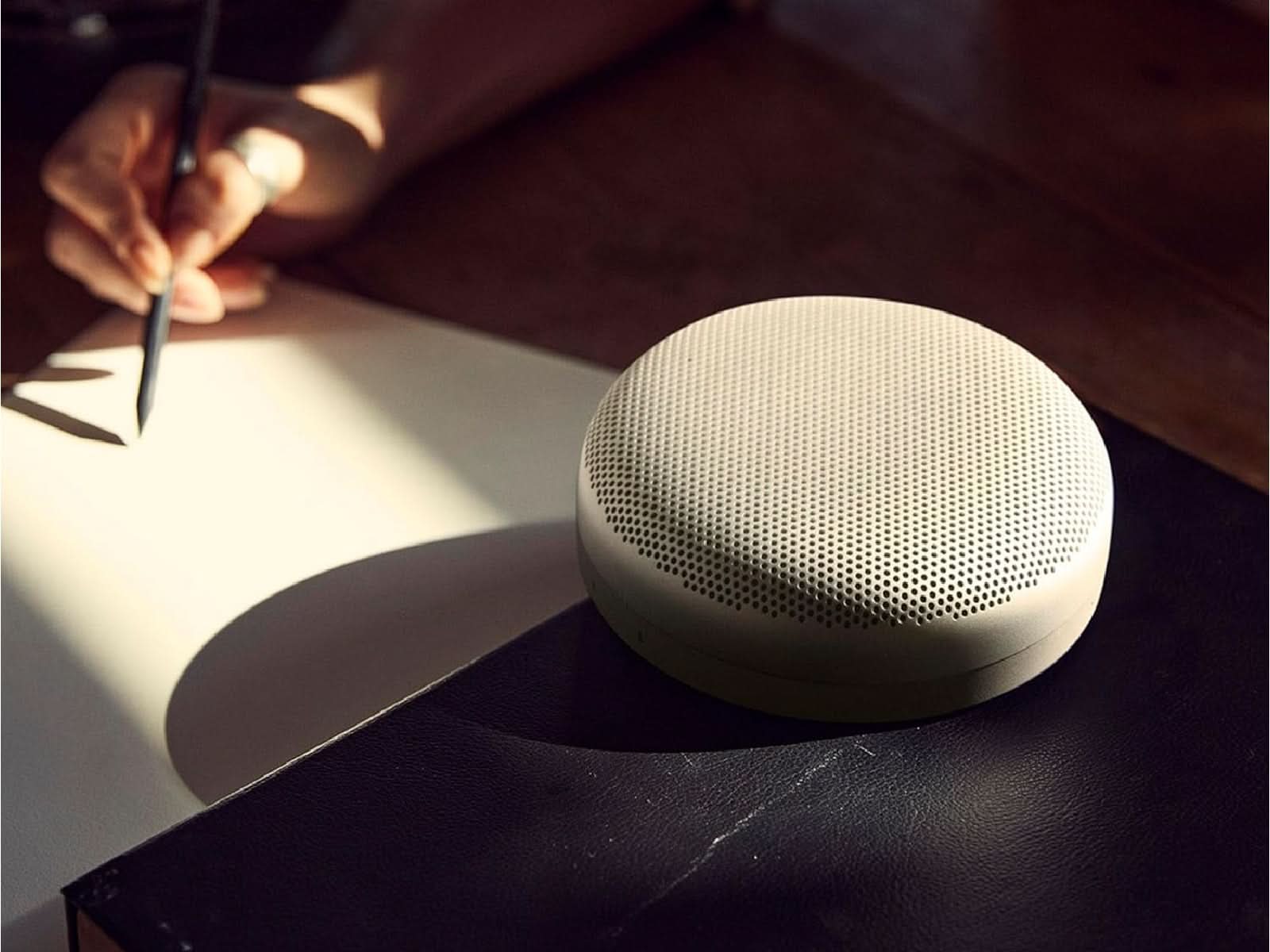 Parlante Portatil Beosound A1 Grey Mist B&O