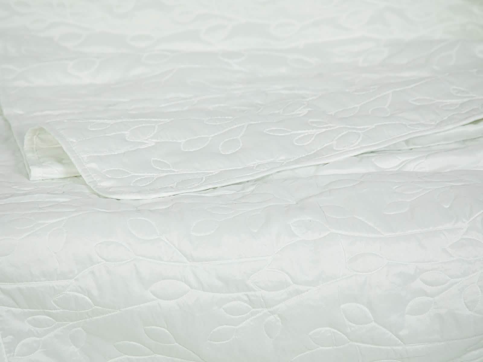 Cubrecama Splendor #Diseño_Hojas Blancas