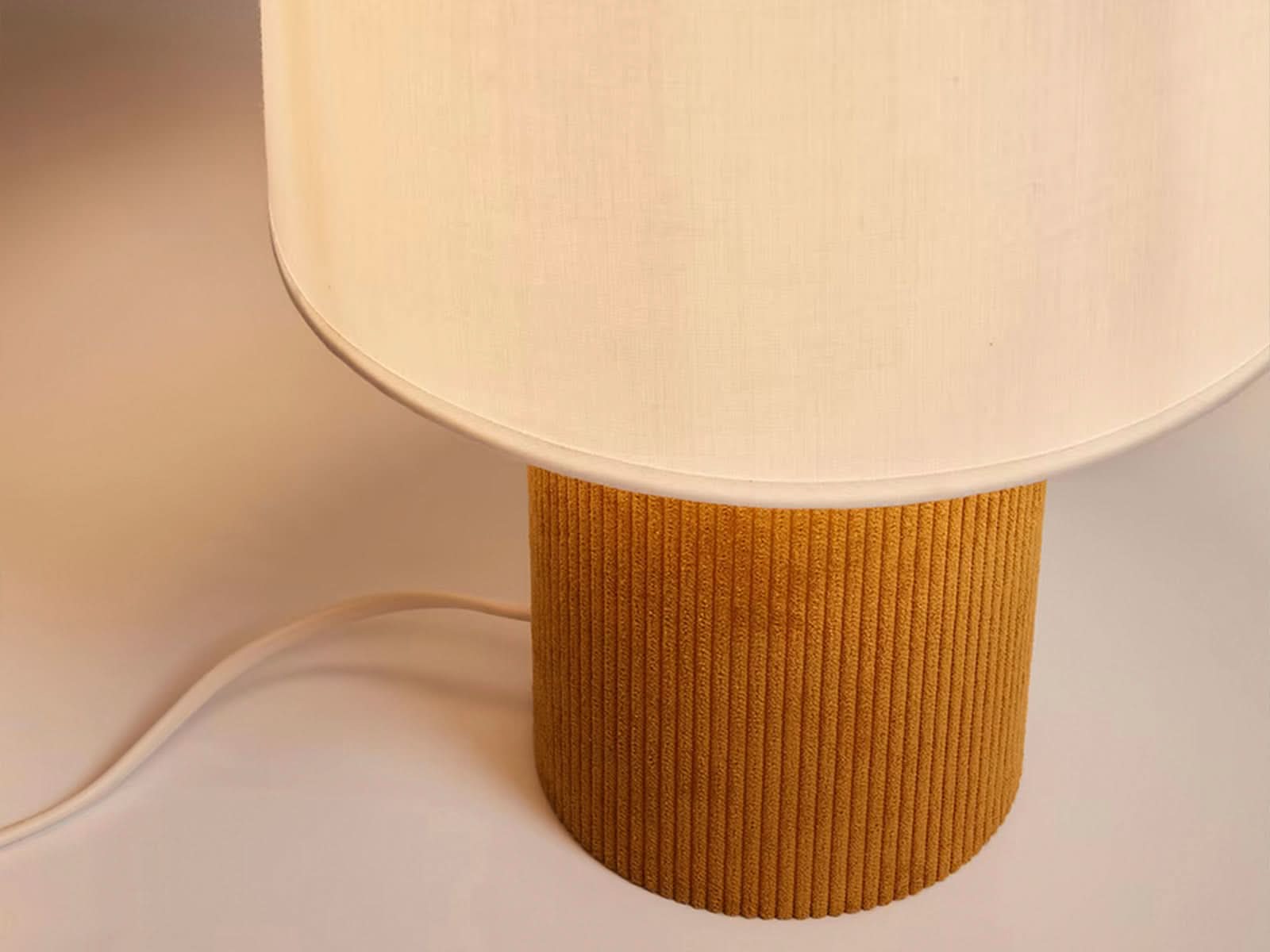 Lampara de Mesa de Pana Bianella C/Mostaza