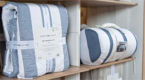 Cama vestida con ropa de cama Tommy Hilfiger Home en tonos navy y blanco, disponible en Colineal