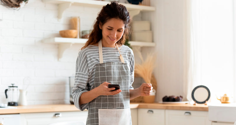 mujer feliz cocina