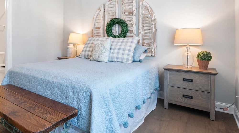 Velador bonito en dormitorio color pastel