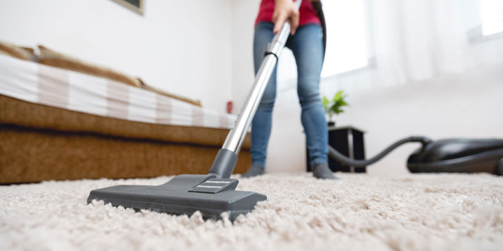 6 maneras de limpiar una alfombra blanca