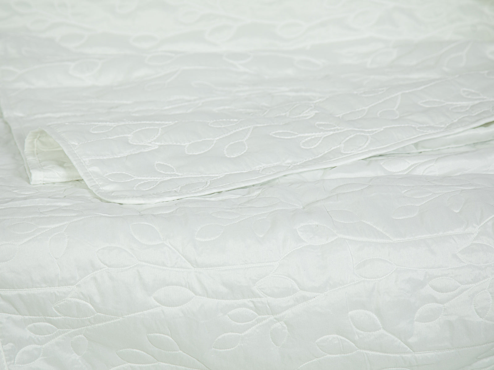 Cubrecama Splendor #Diseño_Hojas Blancas